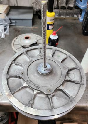 Gilomen Innovations - Secondary Clutch Compression Tool